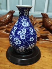梅花霁蓝玉壶春瓶/一折抛卖蓝底白梅这款式常为被日本文人骚客喜好故而仿制，但这是景德镇陶瓷不容置疑