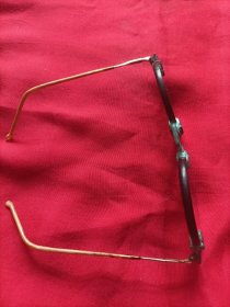 前清时期的老水晶眼镜一副，已经锈迹斑斑镜腿是铜质，镜片较大，我看是明末清初时期的，完好，还能使用。年代最好自己鉴定。