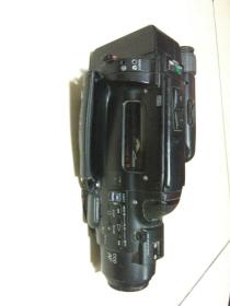SONY索尼磁带摄像机Video8，8毫米磁带机，放置时间长了，不知道能不能使用，外观有中等使用痕迹，当做配件机出售，有会修理的朋友可以拿去修理。在当时属于很贵的机子，便宜出售。