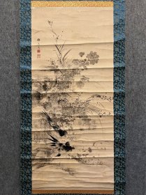 【山本梅逸】1783--1856 古笔花鸟图
名称:老字画【古笔花鸟图】老作品，
画家:梅逸
材质:纸本绫裱立轴，后装裱
规格:58*128（画心尺寸cm)
        74*193（整体尺寸cm）
品相:如图 老旧，黄斑，褶皱，水渍污渍，后装裱，品相差
轴头:轴头完整
【山本梅逸】1783---1856年(天明三------安政三)74岁.名亮,亲亮,字明卿,号梅，