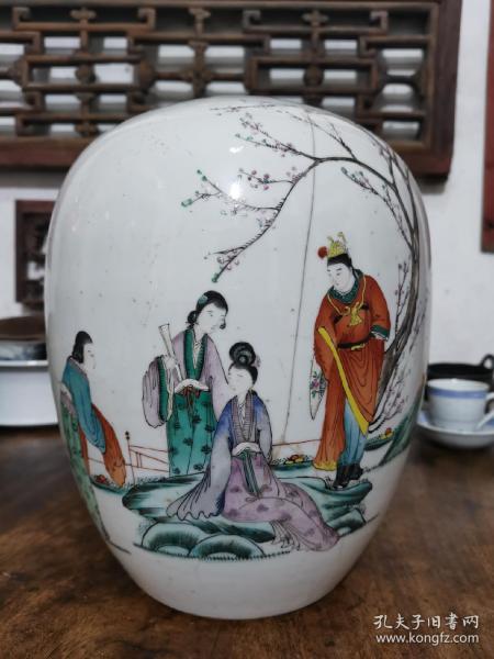 民国红楼梦人物粉彩冬瓜罐，1200元，绘有贾宝玉和林黛玉等人，诗题：十年未醒红楼梦，续结三生石上缘。仿六如人之意，书于珠山客次，江西胡子林作。此罐对于研究红学是一件很好的标本。品相如图，有冲线，保真包老。