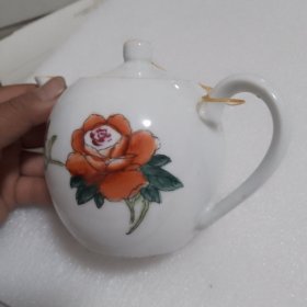 手绘图案的景德镇瓷壶（有使有过的痕迹，壶盖内边稍有旧瑕疵如图）