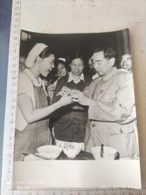 建国初期新闻展览老照片周总理教怎么吃窝窝头合影照片(罕见)