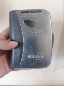 SONY索尼袖珍收录放机 进口机器，成色品相如图。有收音，录音机功能，可以听磁带，也可以听收音机。几十年前的老电器了，由于年代久远，现在已经不通电了。70后，80后的美好生活回忆。会摆冶的朋友拿去。也可以用于当配件使用等。那用上朋友拿去，包邮非偏远。