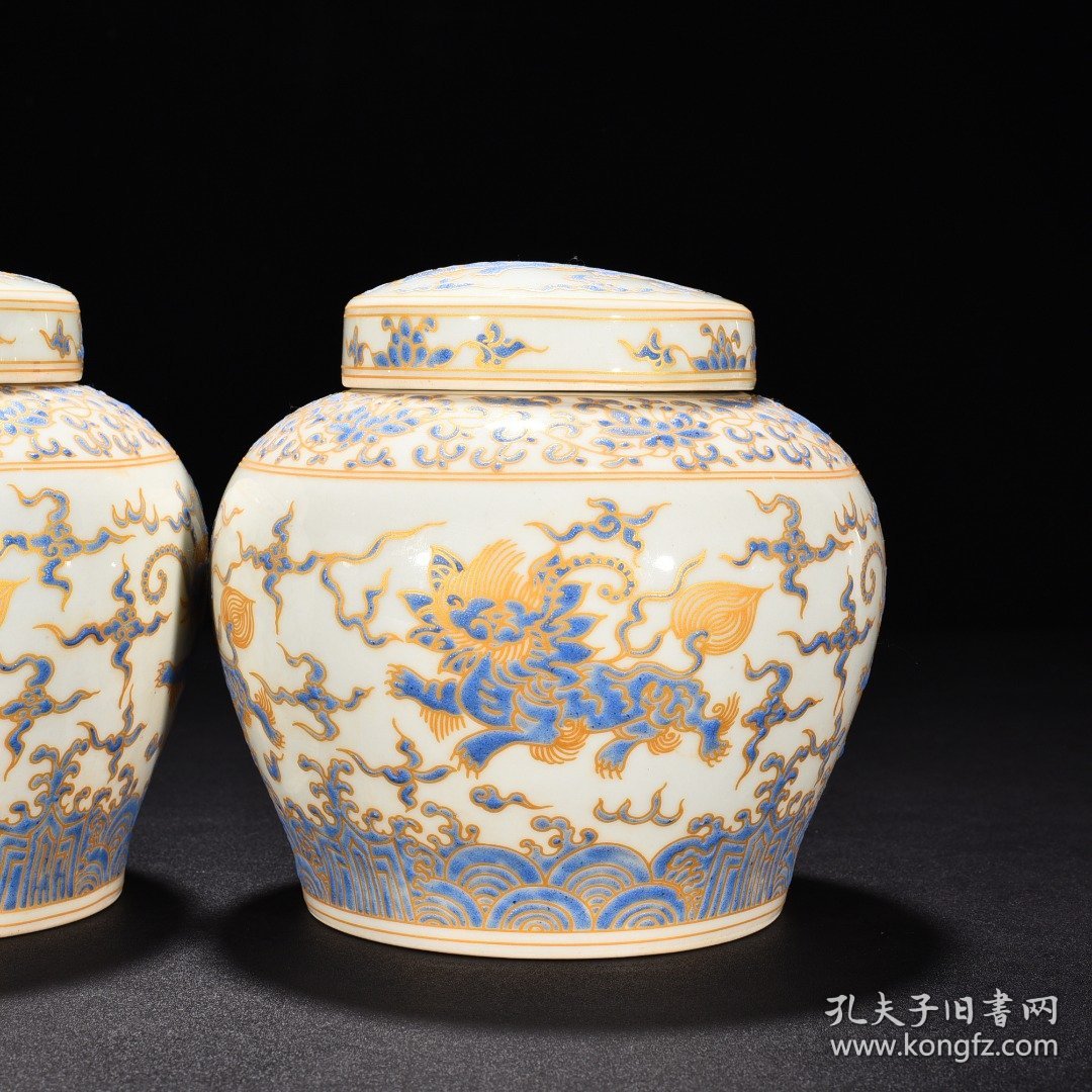 明成化蓝彩描金飞象纹夜光罐（萬贵妃铭文） 高14.8厘米 宽15厘米
