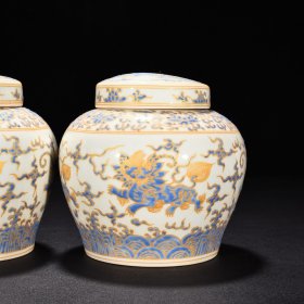 明成化蓝彩描金飞象纹夜光罐（萬贵妃铭文） 高14.8厘米 宽15厘米