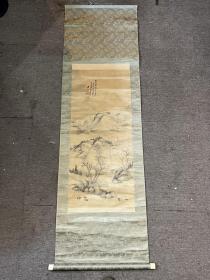 【铁牍精舍】【名家字画】清代绫裱戴熙款板绫山水立轴，画芯84x36.5cm。戴熙（1801年-1860年），清代画家。字醇士，号鹿床、榆庵、松屏、井东居士、鹿床居士等，浙江钱塘（今杭州）人。咸丰翰林，官至兵部右侍郎，辞官归里后主持崇文书院。擅画山水，学王恽笔墨，兼师宋元诸家，尤善花卉及竹石小品，能治印，著有《习苦斋集》《题画偶录》等。画作有《云岚烟翠图》《忆松图》《满门风华》等。