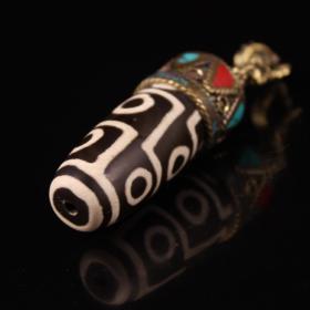 珍藏西藏收绿度母祖九眼至纯天珠挂坠
高10厘米 宽2厘米 重58克