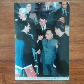 1987年，邓小平与葡萄牙总理，举杯庆祝关于澳门问题《中葡联合声明》正式签署