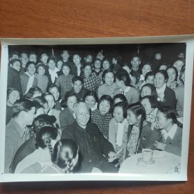 1960年，刘少奇和参加新年联欢会的学生们在一起