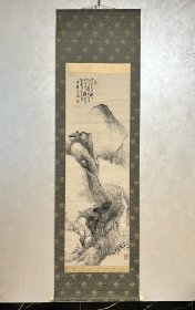 【高森碎巖】
名称:字画【古笔山水图】老作品，
画家:高森碎岩
材质:纸本绫裱立轴，木盒装
规格:46*137（画心cm)
        60*206（整体cm）
品相:老旧，黄斑，褶皱，
轴头：轴头完整
【高森碎巌】1847-1917幼名宗之助、名敏、字木讷、通称有造、翠严、菊梁、朵香、遂固居士、自知斋、七松园、双松庵等别号。出江户，在服部兰台学习儒学，17岁在渡边华山的高弟山本琴谷做师事