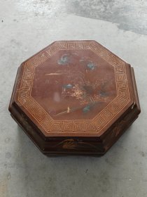 民国时期大漆食盒，八角造型，盒子外面手绘花鸟图案，画工精细，品相如图，