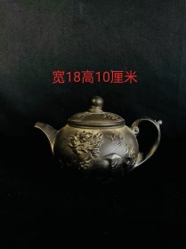 名人紫砂壶一把，纯手工打造，磨损自然，此壶流线完美，密封性良好，断水利落，造型周正古朴，品相完整！