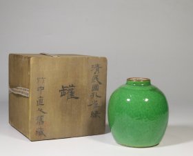 旧藏.精美开片纹孔雀绿罐
尺寸：高10.1厘米口径3.6厘米腹径10厘米底径6.5厘米重370.7克