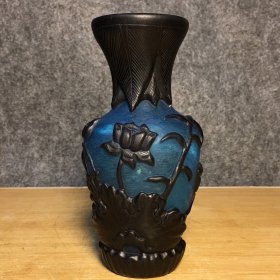 琉璃雕刻花瓶，高15厘米，宽7.5厘米，重315克