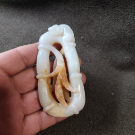 和田玉缕空好时猴挂件.。