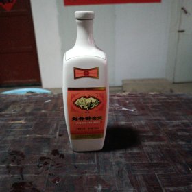 刘伶醉金瓷酒瓶收藏，保存完好，器型独特，高贵典雅（客厅酒瓶柜里）
