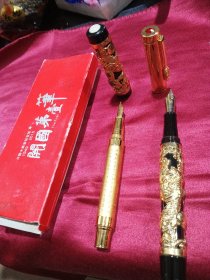 豪华盒装钢笔，开国大典金钻宝笔《开国第壹笔（金笔一对）大支的22K金笔头，整个笔身用金龙浮雕工艺，笔套顶端镶嵌油润和田玉，庄重大气。小支的钢笔笔套顶端镶嵌红宝石，表面雕刻毛主席开国大典图案，笔身有毛主席诗词沁园春.雪。这对钢笔制作工艺精湛，金光闪闪。收藏，送礼与使用皆宜。（盒子已破损，但这两支笔比保存很好）