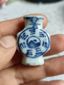 清代青花瓷鼻烟壶，小巧精致，青花图案清晰，品相好。尺寸如图。适合收藏爱好者，包老保真。有轻微使用痕迹但不影响美观和收藏价值。感兴趣的朋友可以直接下单，机会难得！