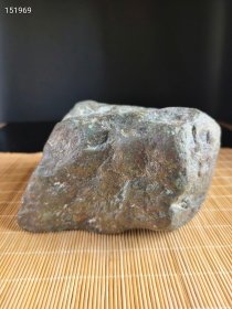 老坑种翡翠赌石，皮壳老辣，打灯表现好，尺寸20/15/11，重9.34斤。 顺丰发货，不包邮运费到付！ 免责声明：【神仙难断寸玉，赌石高风险！不排除原石造假做假皮夹心任何可能，切涨切垮全凭眼力运气。 不可私自切磨开孔，不可改变商品原样，不支持7天退货，签收前不满意包退，一经签收即视为满意成交，是涨是垮是真是假都与本店无关。确定您不差钱玩得起再拍，不懂行规自动绕行。】以上声明将作为纠纷之法律依据。
