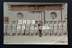 1904年古庙前的清朝士兵和日本领事馆两张蛋白老照片合售，有毛笔背题
