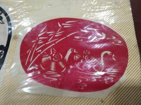 新中国民俗剪纸~肥鹅戏水，黑红两个，每个尺寸:14cmx10.5cm