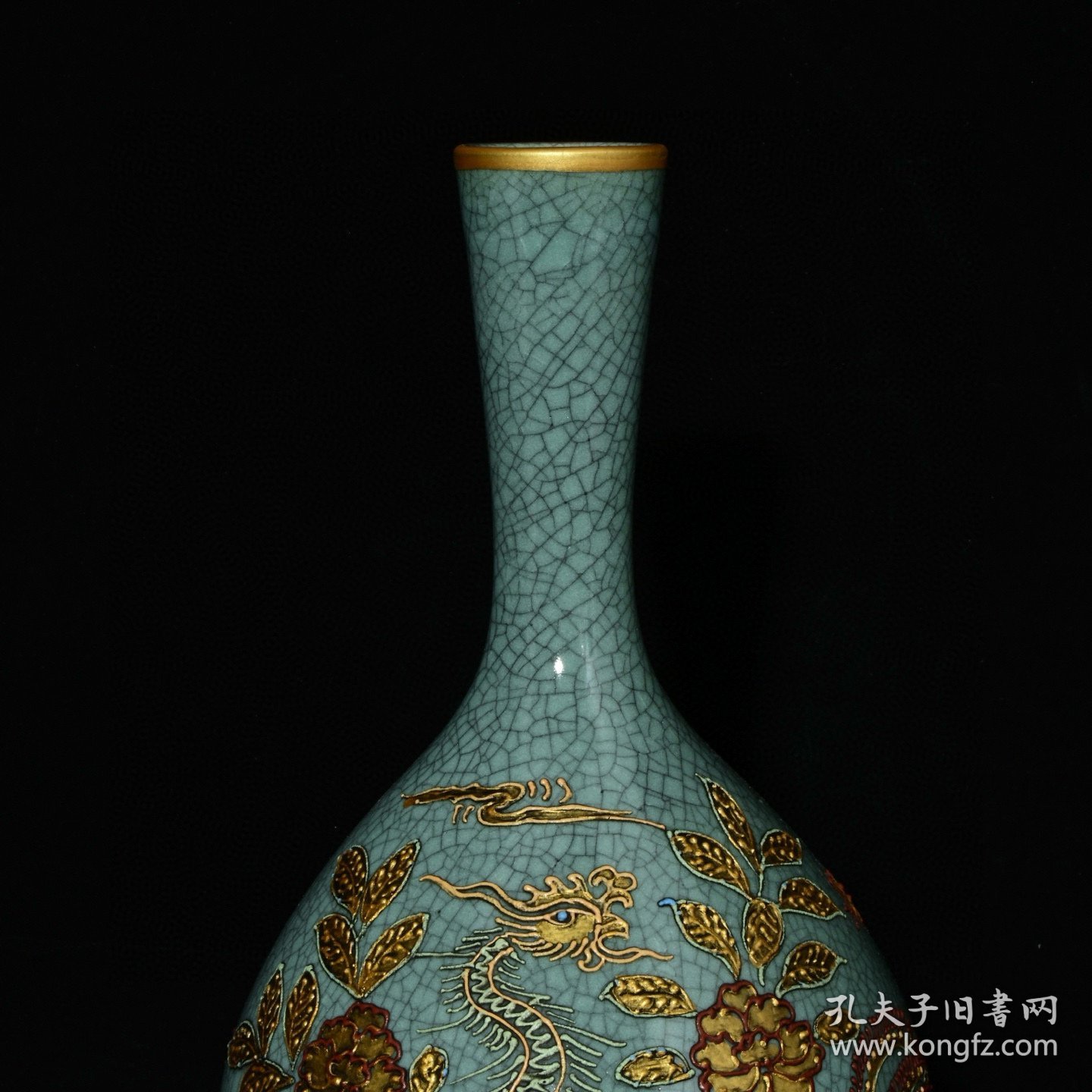 宋汝窑青龙寺御制款沥粉刻字描金凤纹直颈瓶，高26.5×15.5厘米