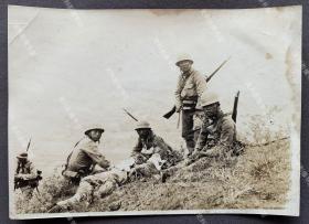 抗战时期 华北战场上一处军事高地上日军士兵围绕着壮烈牺牲的中国童子兵尸体旁席地休整 原版老照片一张