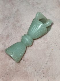 晚清民国时期和田玉玉杵，青玉材质，玉质温润细腻，雕工精致，整体品相完好。长度约5.6厘米，直径2.0厘米左右，适合收藏把玩。
