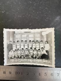 1958年鞍山市兴鞍小学在区男子小足球比赛中获得第一名成绩后合影留念老照片