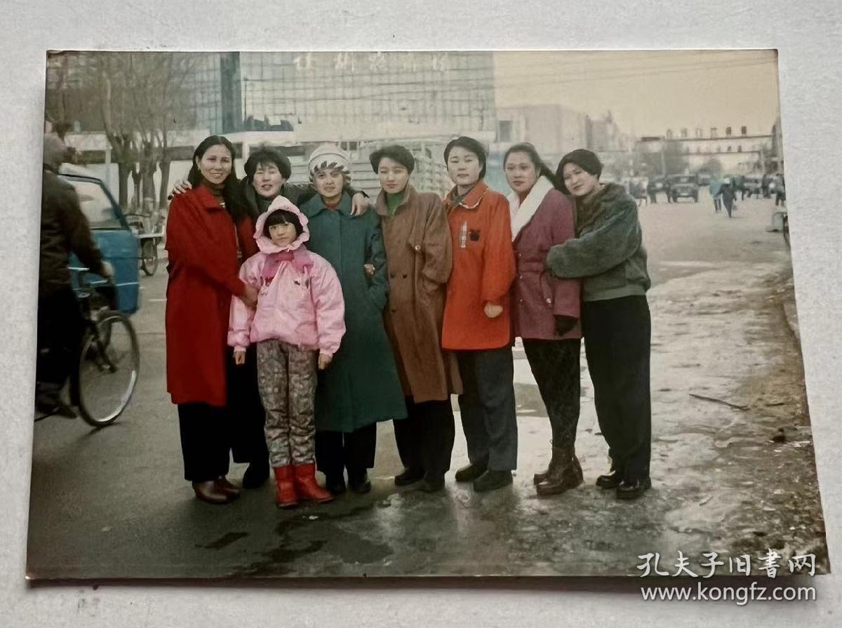 1996年美女在大庆市让胡路合影留念！尺寸14cm×9cm品相完美