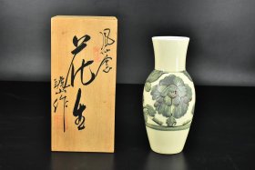 琥山作《日本凤仙窑陶瓷花瓶》原盒一件 日本传统工艺陶瓷器 牡丹图案 设计精美 底部“琥山”款 口直径：7.5cm 最宽直径：10.5cm 瓶高：23.5cm 日本瓷器的发展自应永年到昭和共经历了500多年的历史，烧瓷行业在不断地发展，技术也在不断地进步，有的已经达到了很高的水平。