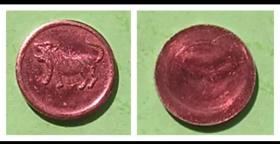 一个刻有老虎的铝镀紫色的圆形微型章（商标）直径12mm 