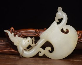 和田玉龙凤佩 规格: 8.3×8.1×1.1厘米，重 58克。 玉质温润细腻，沁色自然，刀功老道，皮壳包浆一流，雕刻生动，线条流畅，品相完美！
