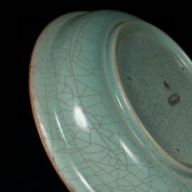 宋汝窑包口镶金花莲花纹刻花口盘，高6直径29.5cm