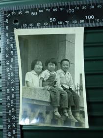 约七十年代一位妇女和两小孩照片一张，A1