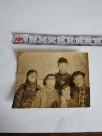 老照片-----《一家四口》！