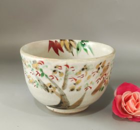 幸兵卫窑金彩雲锦茶碗，枫叶竹叶纹饰，画工精美。釉色丰满。底部有款，保存完好。适合泡茶、喝汤、当小钵使用。口径11厘米，高7厘米。