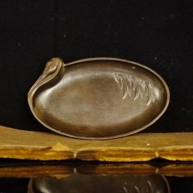 铜鹤盘茶托摆件，品相如图
尺寸：约 118×70×10mm   手工测量
重量：约  176g