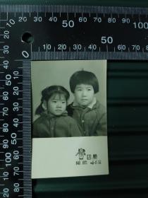 72年两姐妹在哈尔滨留影照片一张，见背题，A1