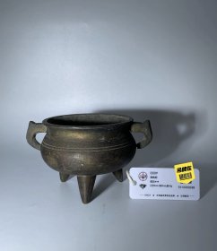 公博评级 清代 板耳 压经炉 老铜炉 宣德炉 压经炉，又称押经炉，据《沈氏宣炉小志》释"压经炉"："名不可考，式扁浅，两耳有圈，三足列棋子状，俗指为焚香，可置佛经上，故称压经。" 压经炉，古人常于看经时点香放在佛经上，因为这样有助于专心凝神，故称。 公博铜炉造像中心评级，编号可查，包真包老。 这年头，漏很少，药很多，买到对的东西就不贵。