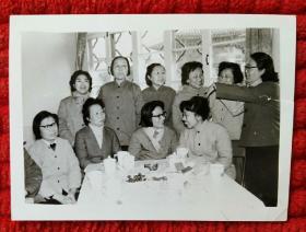 1982年原北京日报人员在人民文化宫接待室开座谈会老照片