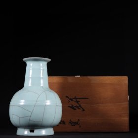 旧藏宋代官窑青釉“乾隆御题”弦纹瓶