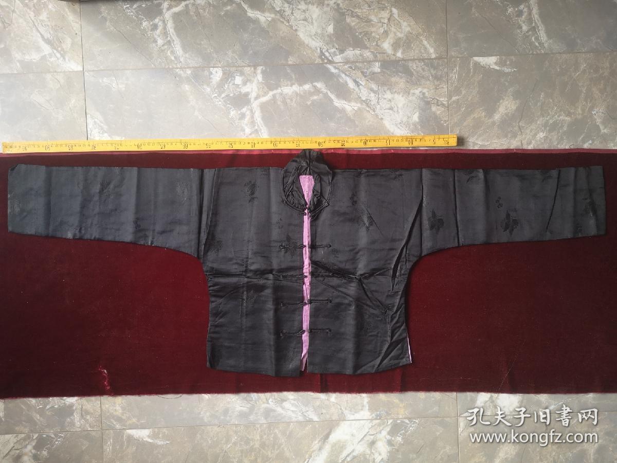 晚清民国，几乎全新的缎底暗织花短褂，长袍短褂是古人常穿的服装，上面贴有白纸处，应该是过去贴商标遗留的，一取就掉了，如图