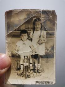 一张60年代老照片：二个小朋友 青岛国营美丽照相馆