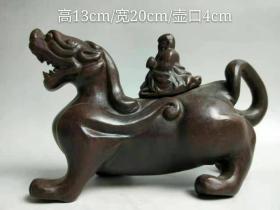 民国时期咏梅制“麒麟送子”紫砂壶一把，造型逼真，体态有力，品如图