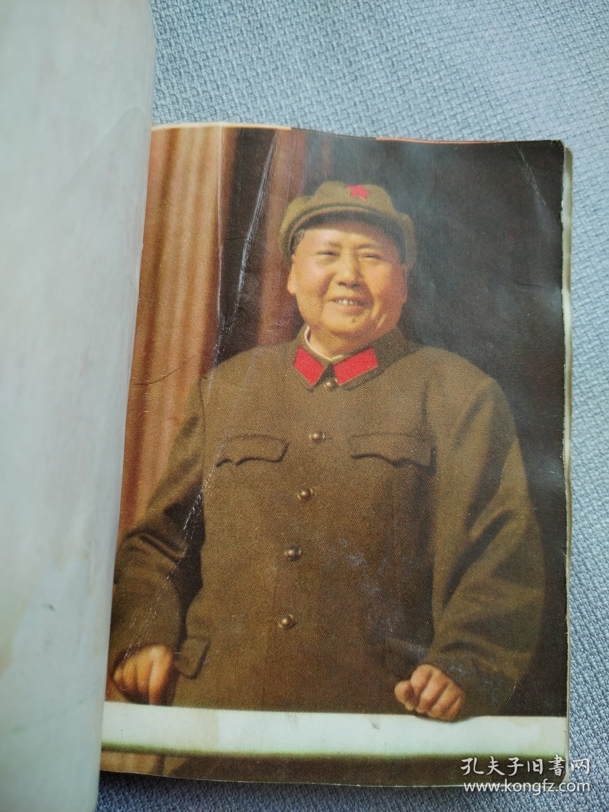 毛主席诗词。这本书封面漂亮，图片稀少罕见，历史年代感强，完整无缺，许多图片没有拍出来，有些图片极为少见，彩页有折和划痕迹，整书有干水印痕迹，有些页有划痕，朋友仔细看一下，图中有展示，价低交朋友，所见即所得，不容错过，值得拥有！