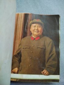 毛主席诗词。这本书封面漂亮，图片稀少罕见，历史年代感强，完整无缺，许多图片没有拍出来，有些图片极为少见，彩页有折和划痕迹，整书有干水印痕迹，有些页有划痕，朋友仔细看一下，图中有展示，价低交朋友，所见即所得，不容错过，值得拥有！