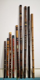 苏州地区民族乐器9件：老笛子5件老箫4件，解放后专业乐器厂丶工坊或私人制作都有点年头了，包老无裂，品相良好要求严格的勿扰，合出不拆卖不议价。尺寸不一。