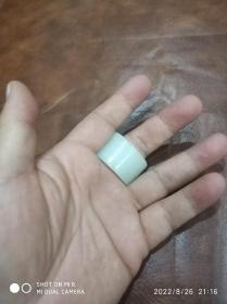 和田玉带沁皮扳指一只，推拔（斜切口）符合人类手指弯曲特性，存于花梨木柜台内